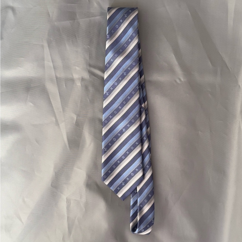 Louis Vuitton Blue Striped men’s tie amazing details